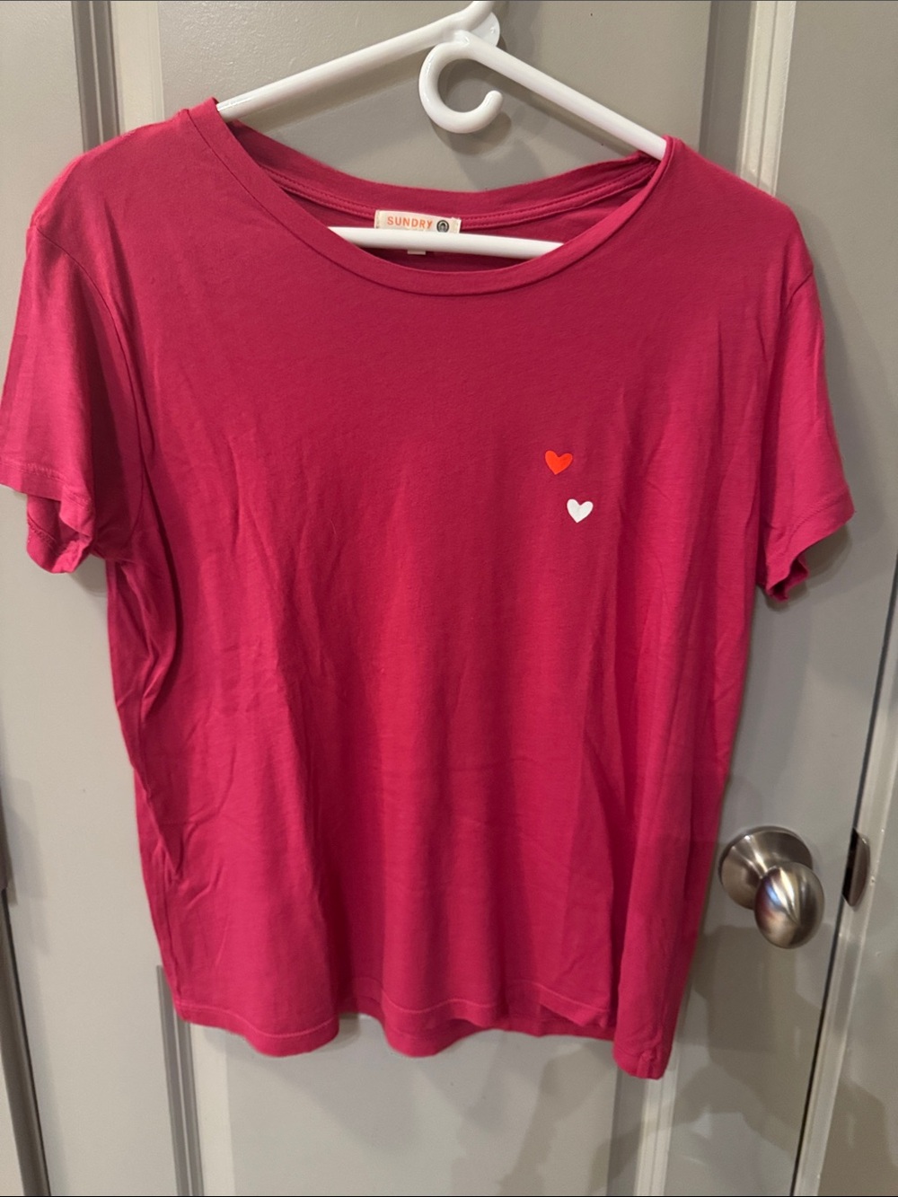 NWOT Sundry Short Sleeve Tee in Fuchsia with Heart Motif